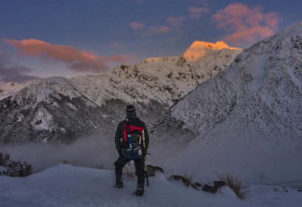 Graeme confirmed our avo concerns and suggested that we give Rolleston a couple of days to firm up, also indicating that conditions might be a little better above Temple Basin. Good idea - a warm up on a traverse from Temple Col, over Mount Temple to Mount Phipps we thought.