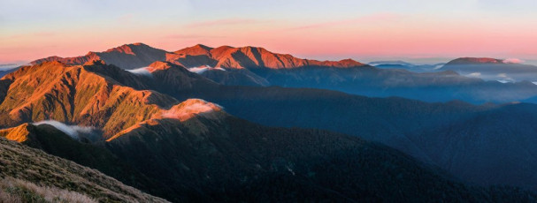 At sunrise on Aokaparangi, looking south along the main range to Maungahuka (left), then on along over the Tararua Peaks to Bridge Peak and Mt Hector, plus the Kapiti Coast to the right