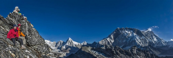 From the top I enjoyed a very special moment with Ed, as well as spectacular new perspectives of one of the most beautiful mountain scapes in the world. This picture, just below the summit of Pokhalde. Further right are Pumori, Lingtren, Khumbutse, Nuptse and Lhotse.