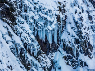 The Darrans in winter. To quote from Al Walker and Steve Skelton’s winter climbing guide – “The Darrans will test you. To climb successfully here requires a greater level of commitment than the rest of New Zealand’s mountains. Your patience will be stretched waiting for useable conditions, as will your ability to read and understand the mountains. Your whole psyche may be put on the line. But when you’ve done one of the big classics such as Cul De Sac, you’ll know you’ve achieved something.”
By Monday evening the weather was turning. Clouds descended, just as the freezing level sky rocketed and, soon, we were enveloped in thick clag. It wasn’t long before the icicles hanging from the hut’s spouting crashed to earth and the heavy wet snow on the roof avalanched. Time for some hut-bound down time – or not.