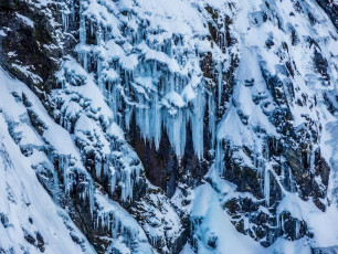 The Darrans in winter. To quote from Al Walker and Steve Skelton’s winter climbing guide – “The Darrans will test you. To climb successfully here requires a greater level of commitment than the rest of New Zealand’s mountains. Your patience will be stretched waiting for useable conditions, as will your ability to read and understand the mountains. Your whole psyche may be put on the line. But when you’ve done one of the big classics such as Cul De Sac, you’ll know you’ve achieved something.” 

By Monday evening the weather was turning. Clouds descended, just as the freezing level sky rocketed and, soon, we were enveloped in thick clag. It wasn’t long before the icicles hanging from the hut’s spouting crashed to earth and the heavy wet snow on the roof avalanched. Time for some hut-bound down time – or not.