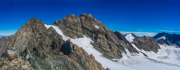 Ahead lay a world of exposure, steepness and choss. Yeah, but nah - we could certainly see what Simon was saying. Once we gave ourselves permission to abandon our north ridge objective all tension fell away and we enjoyed a romp around the rest of the Plateau, taking in the remaining high points on the rim, including Mount Annette.