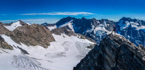 Simon Middlemass had shared some local knowledge with us before we’d set out from Unwin Lodge the morning before, cautioning us about venturing on to the north ridge of Sealy and indeed, anywhere too near the peak, due to high danger of rock fall. With this in mind our commitment to attempting the peak was already low, but we set out westward in the direction of Metelille Glacier to at least take a look. 
As is often the case in the mountains, distances proved to be further than they appeared. We reached the cliffs on the western edge of the Plateau and realised that we had two options – either drop down and around the cliffs before re-ascending up the Metelille Glacier to Sladden Saddle, then perhaps, trying Sealy from the south side, or Massey. Or, our second option was to trace the rim of the Plateau southward to Barrow Col, where we could check the north ridge of Sealy out and either try it or back off and complete a full circuit of the Plateau. Option two it was.