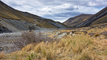 River flats with tussock and matagouri. The latter being one of the main features of the trip. Further up the valley it gets less prominent and even partially replaced by Spaniards.
