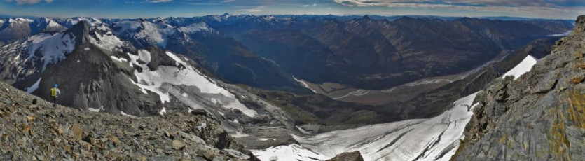Also, just across Wright Col, but 260 metres lower down (diagonally right, above Steve's head), is the summit of Leary Peak (2,570m). The route from the Col to the top of Leary was plain to see and it seemed to beckon me to climb it. I still had a good part of the day left so decided it would be rude not to.