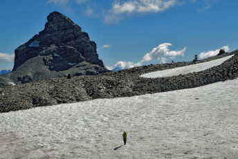 Approaching Esquilant Bivy (2,200m). Pluto peak (2,480m) at left.