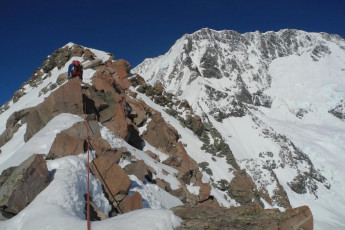 Every vantage point on the Plateau is dominated by Aoraki, but close at hand are most of the other New Zealand three thousanders too. 