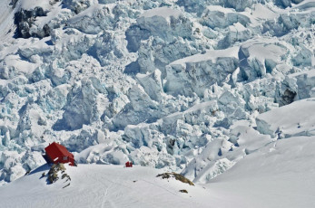 Plateau Hut (2,200m) and the upper section of the Hochstetter Icefall.