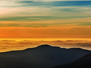 With all the wind and cloud that evening I had no sunset, but the windless sunrise next morning more than made up for it. A panorama, framed to the left by Bannister and to the right by Lancaster, takes in a sea of layered ridges stretching out across the Wairarapa. The tranquillity put me in a good frame of mind for the rigors still to come.