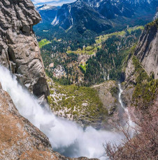 On our return we found another side trail just before the foot bridge leading right to the Jaws of Death. An easily negotiated but, at times, exposed staircase dropped down to a shelf where you can peer directly down the 500 or so metres of the upper portion of the Fall. Ooooweee. This image - Looking down upper Yosemite Fall. Part of the access trail is on the right, far below.