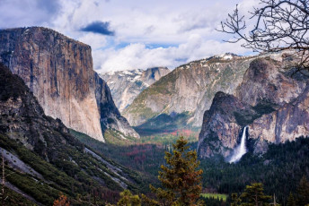 The view from Inspiration Point, with El Capitan left, Half Dome distant centre and Bridalveil Fall bottom right.