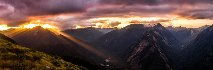 And the light show unfolding for us that evening definitely was. Godly shafts of light poured over the Scarlet Range, spotlighting areas otherwise in shadow beneath us.