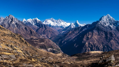 The view above Kongde (bottom right) across to Namche Bazaar, Khunde, Phortse, Tengpoche and the
Everest Group (middle skyline)