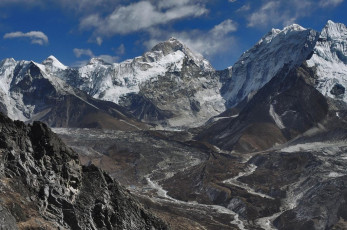 This is a view of Makalu from Nangkar Tshang (5,000m), above Dingboche