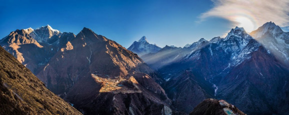 A view about 300 metres above Mong La (bottom right), with Phortse across the
valley and, from left - the peaks of Cholatse, Ama Dablam, Kangtega and Tamserku