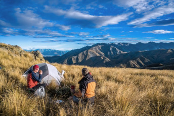 Our site was on the western edge of the shelf, on a small highpoint at 1,300 metres, affording expansive views out to the Manuka Range and Clent Hills to the west, the Winterslow Range to the north and the summit skyline to the east