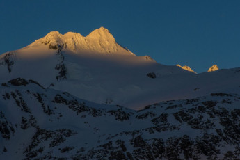 Whatever objectives you chose, you’ll be rewarded with magnificent alpine vistas. From the comfort of Brewster Hut you can admire a glowing Mount Brewster at sunset, looming overhead less than 4 km as the kea flies, to the north east