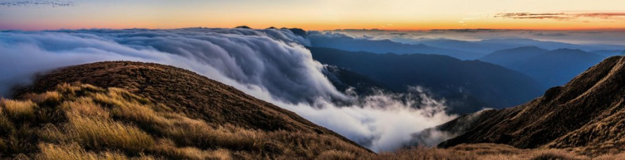 Just as the light began to fade and I’d given up any hope of getting some sunset action, a clearing in the clag appeared. I grabbed my camera and quickly got onto the top of Aokaparangi. To the southwest a spectacular cloud formation had draped itself over the low point in the main range north of Maungahuka, hanging in space like a gigantic levitating waterfall