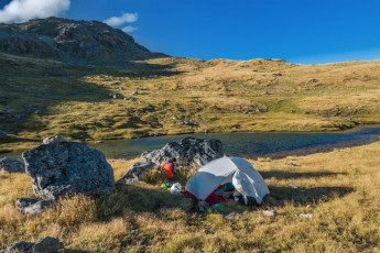 Down at the tarn we set up camp behind some sheltering boulders, enjoying smoked chicken, pasta and veges a la Barnett. There was to be no sunset though as the clouds really piled in.