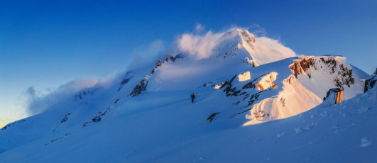 “Bloody hell, they’re frozen solid!” So much for ‘drying out’ I thought. My boots provided our first evidence that we got the freeze we’d hoped for overnight alright. But getting my boots thawed out enough to put them on was an unwelcomed mission at 5am. I eventually forced my feet into them and immediately my toes began to freeze. At least all my grunting and cursing drove Piotr reluctantly out of his bag. In the subzero conditions, it took two hours to get fully organised. Just as I was about ready to go, a ‘number twos’ urge came over me, so I put on my crampons and headed down the slope to our private spot. On my return, Piotr set off, while I struggled to get my harness past my crampons.