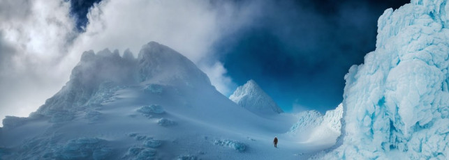 Free of exposure up in the crater, we relaxed, strolling through a fantastic rime encrusted world. Cloud constantly swirled, making photography tricky, but adding to the otherworldly atmosphere. After a 20 minute spell on the main summit, waiting for clearances in the cloud, we had to get going down again to make sure we reached the hut before nightfall.