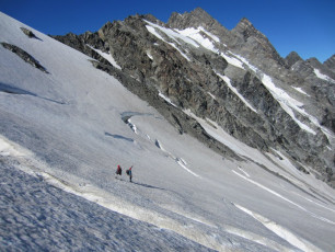 Sussing out Dilemma (centre) and Unicorn (centre right) on the descent from Baker Saddle